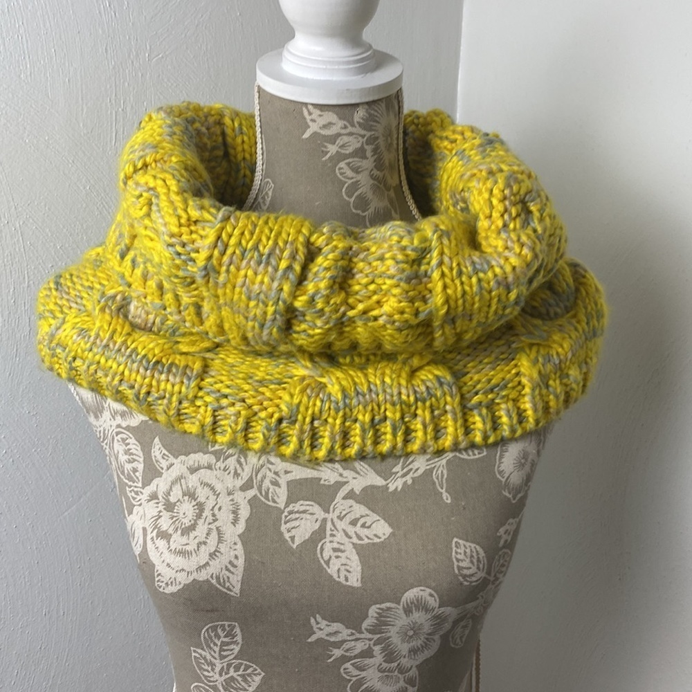 Gap Cable Knit Cowl Infinity Circle Scarf. Raft Yellow.  One Size.